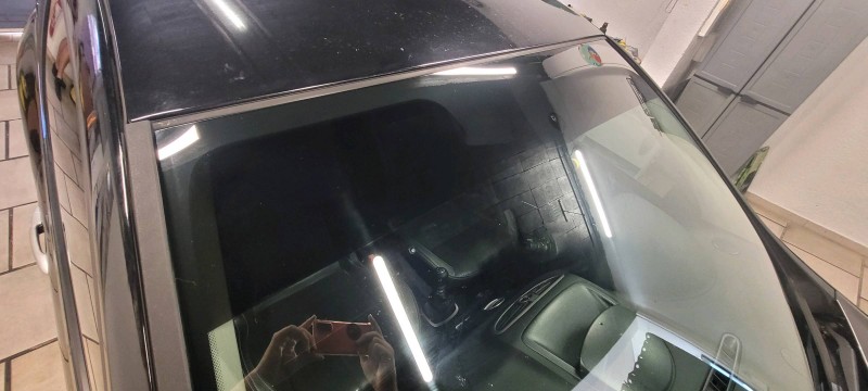 Pose d'un film solaire sur vitres et par brise ( par soleil ) pour une protection optimale pour ce client atteint de problème de peau 